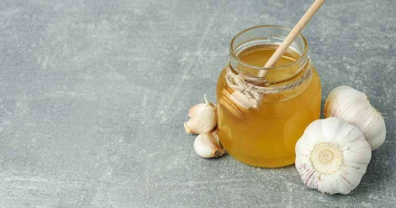 Garlic-honey-and-vinegar.-The-combination-of-these-3-ingredients-can-even-defeat-cancer